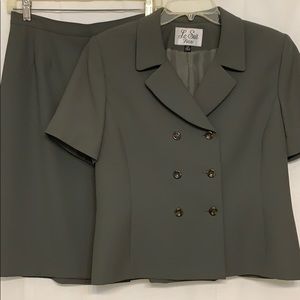 Le Suit short-sleeved blazer and skirt suit NWOT